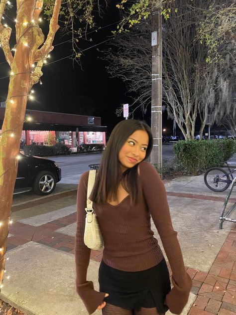 Brown Mini Skirt Outfit, Outfit Inspo Mini Skirt, Black Skirt Outfit Fall, Black Skirt Outfit, Skirt Outfit Fall, Black Skirt Outfits, Mini Skirt Outfit, Brown Mini Skirt, Dinner Outfit