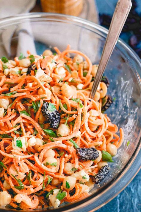 This carrot salad is packed with raisins, chickpeas, feta and parsley. Tossed with a creamy yogurt tahini dressing it's got tons of delicious Mediterranean flavors in it. Whole Plant Based Diet, Root Vegetable Salad, Clean Eating Salads, Creamy Yogurt, More Veggies, Sweet Potato Noodles, Veggie Noodles, Mediterranean Salad, Carrot Salad