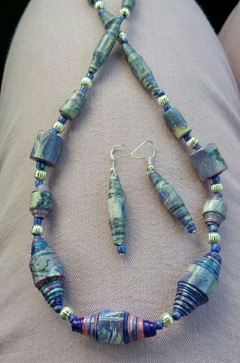 Purple multi paper bead necklace Paper Bead Necklace Ideas, Paper Beads Jewelry, Paper Beads Tutorial, Paper Beads Diy, Magazine Beads, Paper Beads Template, Paper Bead Necklace, Chain Necklace Diy, Paper Bead Bracelet