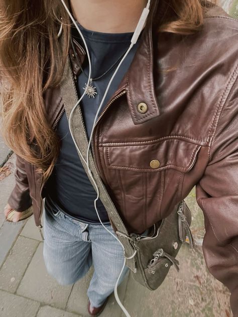 Outfit Ideas With Brown Jacket, Dark Brown Corduroy Jacket Outfit, Brown Courdory Jacket Outfit, Style Corduroy Jacket, Downtown Outfits, Fall Fit, Leather Jacket Outfits, Downtown Girl, Jacket Outfit