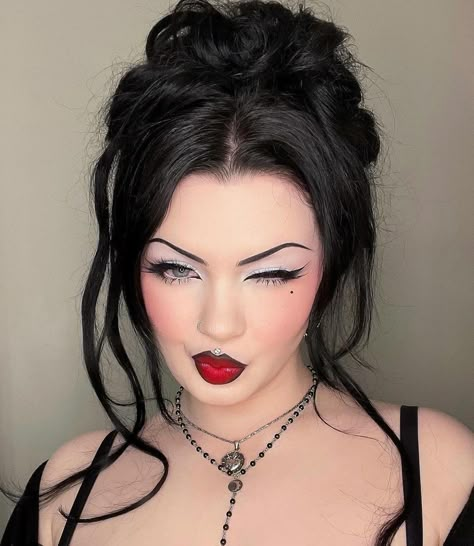 Chic Goth Makeup, Goth Blush Makeup, Gothic Glamour Makeup, Goth Makeup Wedding, Formal Goth Makeup, Goth Bridal Makeup, Romantic Goth Hair, Romantic Goth Makeup Tutorial, Romantic Goth Hairstyles