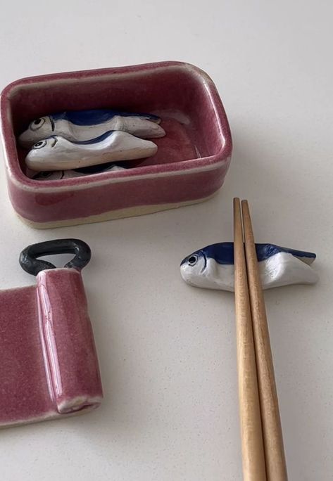 Diy Clay Chopstick Holder, Clay Decorations Diy, Fish Chopstick Rest, Ceramic Household Items, Handmade Gifts For Grandpa, Homemade Ceramics Diy, Ceramic Inspiration Ideas, Ceramic Ideas Cute, Little Pottery Ideas