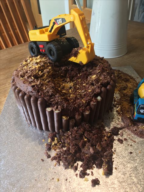 DIY digger cake  Easy peasy, looks so effective, lots of compliments given Digger Cake, Cake Diy, Cake Kids, 4th Birthday Cakes, Cake Easy, Diy Cans, Decorated Cakes, Diy Cake, Birthday Cake Kids