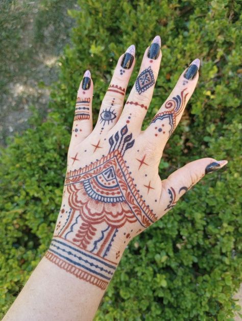 Hand Art Henna, Henna Foot, Simple Skeleton, Arm Henna, Henna Sleeve, Thigh Henna, Simple Animals, Cute Henna Designs, Cute Henna Tattoos