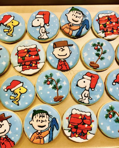 Charlie Brown Christmas Cookies Decorated, Charlie Brown Christmas Cupcakes, Peanuts Cookies Decorated, Charlie Brown Christmas Cookies, Snoopy Christmas Cookies, Charlie Brown Cookies, Bakery Stand, Peanuts Gang Christmas, Peanut Cookies