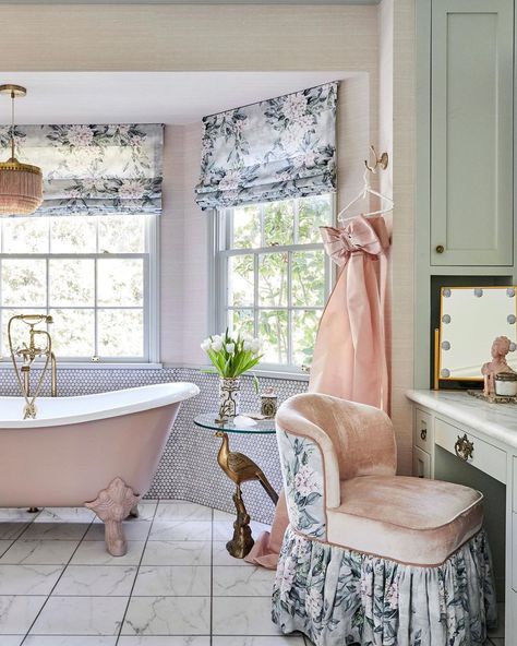 Roxy Sowlaty Bijan on Instagram: “My favorite room in our house 💗🎀✨” Roxy Bijan, White Bath Tub, Roxy Sowlaty, Rh Sofa, Taylor Swift House, Queen Conch Shell, Pink Ballet Shoes, Life In The Dreamhouse, Floral Sofa