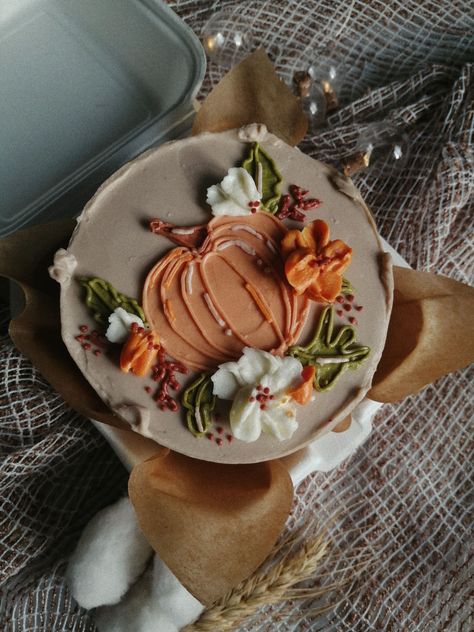 Fall Bento Cake Ideas, Autumn Cakes Decorating, Autumn Cake Design, Thanksgiving Bento Cake, Autumn Bento Cake, Autumn Cake Birthday, Fall Bento Cake, Halloween Bento Cake, Autumn Cake Ideas Birthday