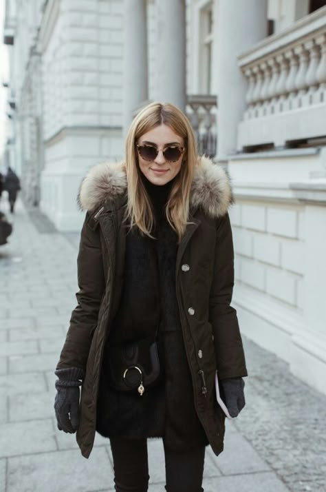 Parka Women Outfit, Woolrich Parka Outfit, Winter Parka Outfit, Hiking Winter Outfit, Parka Winter Outfit, Kasia Tusk, Woolrich Parka, Parka Outfit, Winter Pregnancy