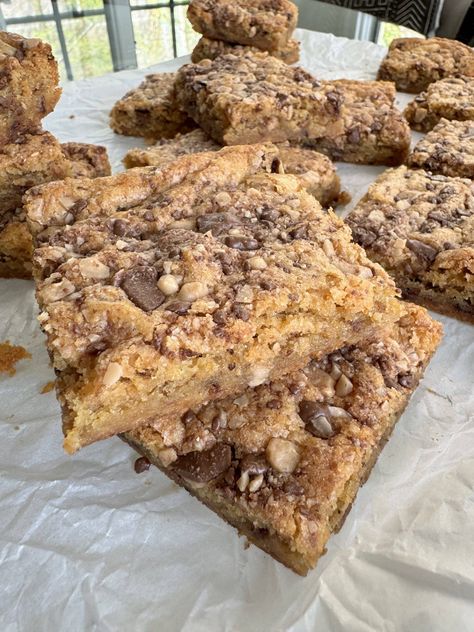 Heath Blondies - Cook Like Lauren Heath Blondies Recipe, Cook Like Lauren, Heath Bar Dessert Recipes, Heath Blondies, Banana Crumb Cake, Bar Treats, Cinnamon Roll Apple Pie, Chocolate Blondies, Tater Tot Breakfast