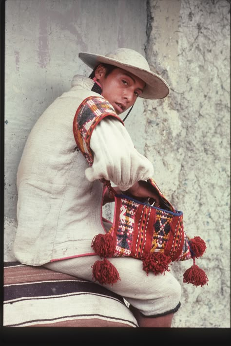 Peruvian Aesthetic, Egypt Clothes, Guatemalan Clothing, Sunday Market, Peruvian Textiles, Lake Titicaca, Mexico Culture, Figure Photography, Town Square