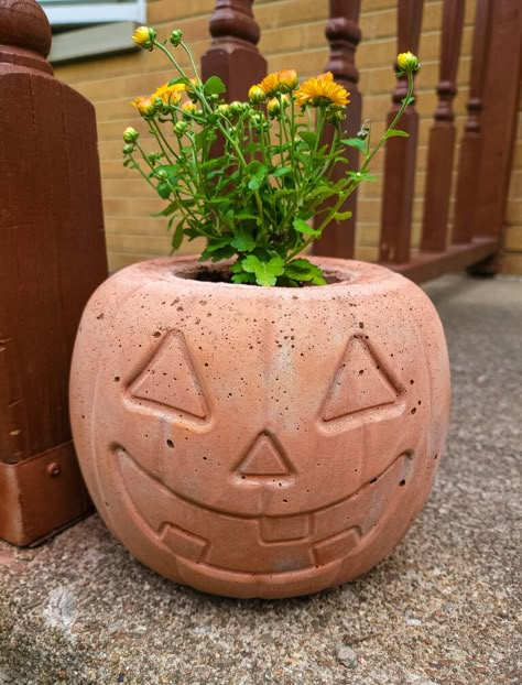 Diy Cement Pumpkin Planter, Cement Pumpkin Planter, Concrete Pumpkin Planter, Concrete Pumpkins Diy, Halloween Planter Ideas, Crafts Witchy, Fall Diy Crafts, Pumpkin Planters, Cement Pumpkins