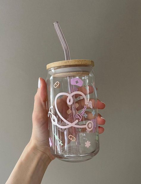 Nurse Glass Cup Ideas, Nurse Glass Cup, Personalized Nurse Gifts, Libbey Glasses Ideas, Mug Ideas Design, Nurse Cups, Personalized Cups Diy, Tumbler Cricut, Glass Tumbler With Straw