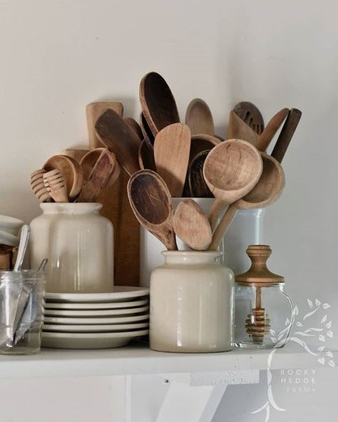 Cleaning Painted Walls, Tidy Kitchen, Wooden Utensils, Wooden Spoons, Kitchen Styling, Home Staging, Decoration Design, Home Decor Kitchen, Kitchen Inspirations