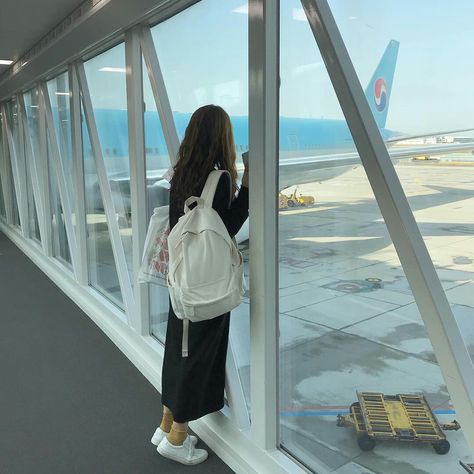 Yang! ayoo cepet, itu pesawat kita juga mau berangkat.. Airport Aesthetic, Korean Photo, Travel Picture Ideas, Airport Photos, Travel Pictures Poses, 사진 촬영 포즈, Korean Aesthetic, Trik Fotografi, 가을 패션