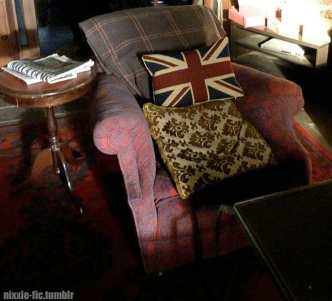 Sherlock Holmes Watson, Benedict Sherlock, Dr Watson, John Watson, Comfy Chairs, Sherlock Bbc, Sherlock Holmes