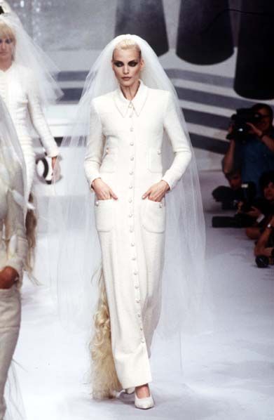 Chanel HC Fall 1995 Chanel Wedding Dress, Studio Closet, Chanel Wedding, Chanel Dresses, Blonde Bride, Gowns Vintage, Lily Cole, Moda Chanel, Chanel Runway