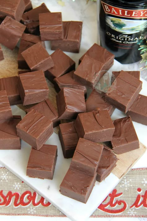 Bailey's Fudge! - Jane's Patisserie Baileys Irish Cream Fudge Recipe, Irish Cream Fudge, Cream Fudge Recipe, Baileys Cupcakes, Baileys Fudge, Chocolate Baileys, Janes Patisserie, Cream Fudge, Homemade Fudge Recipes