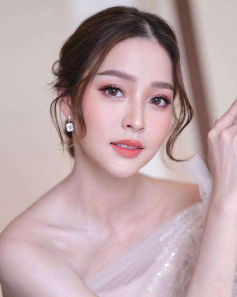 All Posts • Instagram Korean Makeup Look For Prom, Asian Wedding Hairstyles Updo, Bridal Makeup Peach, Make Up Wedding Korea, Korean Wedding Makeup The Bride, Thai Style Makeup, Make Up Thailand Look, Thailand Makeup Look Wedding, Asian Soft Glam Makeup