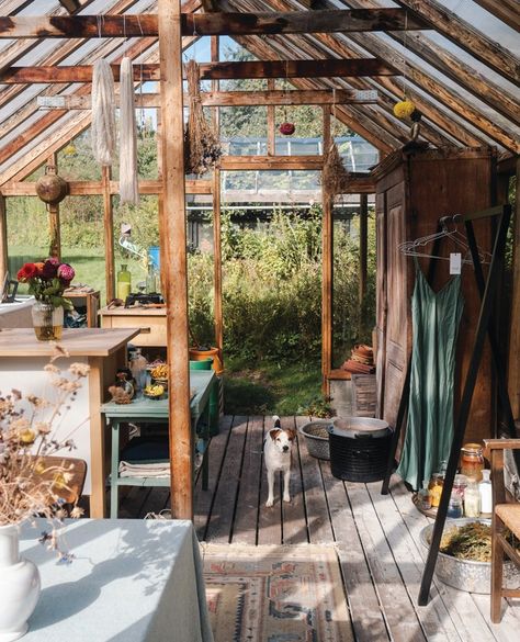 Artist Shed, Studio Music Room, Rustic Shed, Art Shed, In Her Garden, Art Studio Design, In Her Studio, Homemade Bath, Garden Spring