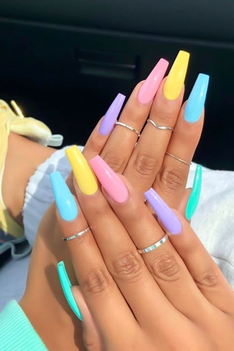 Summer Acrylic Nails Coffin, Spring Break Nails Acrylic, Nails And Rings, Multicolored Nails, Unghie Sfumate, Summer Acrylic, Broken Nails, Winter Nails Acrylic, Short Coffin Nails