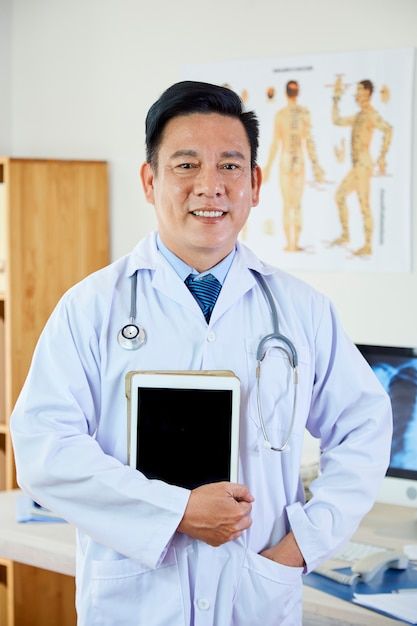 Photo medical professional with tablet p... | Premium Photo #Freepik #photo #asian-doctor #medical-man #doctor-man #medical-doctor Doctor Picture Male, Doctor Pictures, Military Doctor, Yahoo Format, Doctor Man, Male Pictures, Army Medic, Chinese Men, Surgeon Doctor