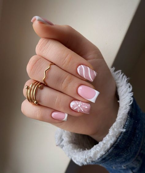 Pink Snowflake Nails, Designs On Natural Nails, Edgy Nail Art, Christmas Nail Ideas, Cute Simple Nails, Edgy Nails, Holiday Nail Art, Snowflake Nails, Pastel Nails