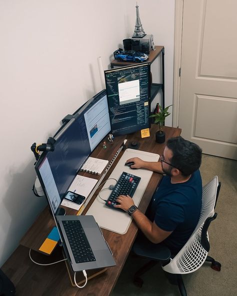 "Optimize your workspace with this sleek Macbook Pro desk setup, designed to enhance productivity for freelancers and programmers. Create the ideal environment for coding, designing, and working remotely. 🖥️💼👨‍💻 #DeskSetup #FreelancerWorkspace #ProgrammerProductivity" Desk Setup Programmer, Remote Work Desk Setup, Macbook Pro Desk Setup, Macbook Desksetup, Daytrading Setup, Programmer Workspace, Macbook Desk Setup, Programmer Setup, Programmer Desk