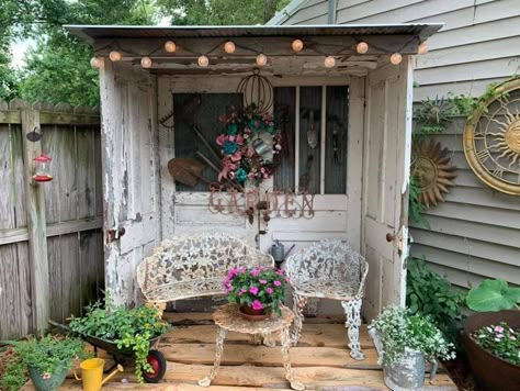 Door Outside Garden, Old Door Fence Ideas, Old Doors Repurposed Ideas Vintage, Repurposing Old Doors, Flea Market Garden Ideas, Old Doors Repurposed Garden, Old Door Projects Outdoors, Old Doors Repurposed, Old Door Projects