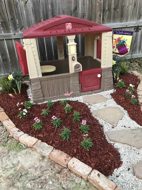 Kids Play House Landscaping, Landscaping Around Playhouse, Play Area Border Ideas, Kids Flower Garden, Kids Backyard Ideas On A Budget, Kid Play Area Backyard, Front Yard Play Area, Family Backyard Layout Play Areas, Toddler Garden Ideas