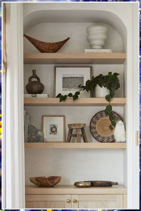 Looking to add some stylish storage solutions to your living room? Check out these 6 clever living room shelves ideas that will not only keep your space organized but also elevate your decor. From floating shelves to built-in units, find the perfect inspiration for your home. Boho Chic Shelf Decor, Shelf Nook Ideas, Shelf Decor Over Couch, Open Shelf Design Living Room, Modern Boho Shelf Decor, Decorated Shelf In Living Room, Southwestern Shelf Decor, Home Decor Bookshelves, Organic Decor Living Room