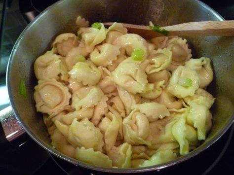 I Like to Bake and Cook!: Tortellini with garlic, butter, olive oil and gree... Cheese Tortellini Recipes, Sauteed Greens, Olive Oil Recipes, Tortellini Recipes, Cheese Tortellini, Main Course Recipes, Meatless Meals, Hearty Meals, Garlic Butter