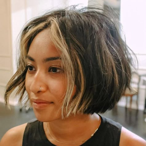 2 Tone Bob Hairstyles, Bob With Blonde Streak, Short Brown Bob With Highlights, Short Bob Color Ideas, Short Brown Hair With Highlights Bob, Short Bob Hair Color Ideas, Bob Color Ideas, Short Bob Balayage, Short Bob Color