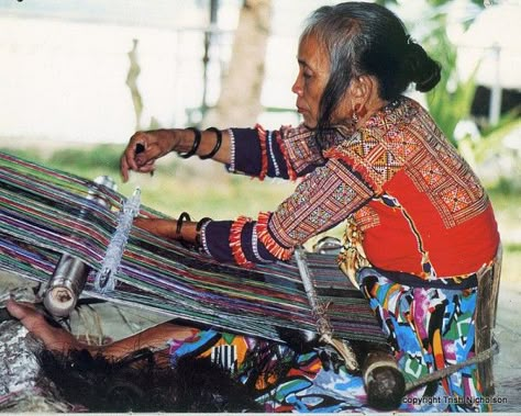 the love of colour and pattern are evident in the various indigenous weaving styles. Each tribe has its own distinctive patterns handed down through generations. The weaver pictured here is a Mandaya, from Davao del Sur. Indigenous Filipino, Philippine Weaving, Filipino Weaving, Philippines Weaving, Indigenous Art Philippines, Mandaya Tribe, Cultural Heritage In The Philippines, Cagayan Valley, Puerto Princesa Palawan