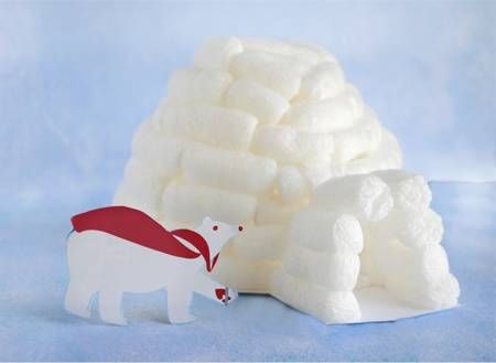 Après la neige à fabriquer, proposez à vos enfants de bâtir un petit igloo. Pas pour eux mais pour leurs figurines puisque celui-ci est en chips de polystyrène, ceux en forme de boudins. L'idée vient de Jessica du blog Zakka Life. Packing Peanuts Crafts, Peanuts Crafts, Igloo Craft, Styrofoam Crafts, Fun Projects For Kids, Pole Nord, Diy Unicorn, Thema Winter, Winter Preschool