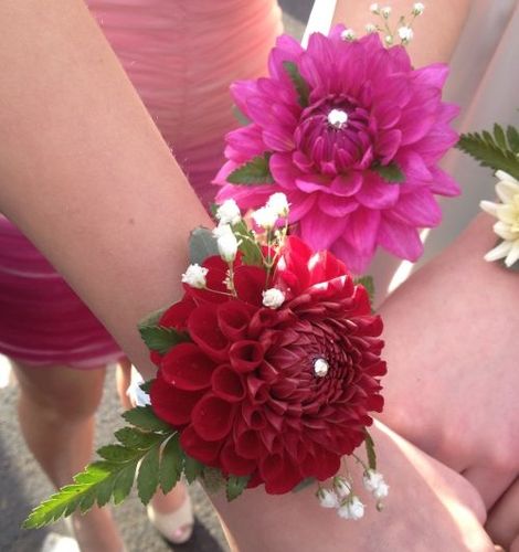 Wrist Corsages Homecoming 13 | Dahlia Wedding Bride Bouquets Corsages Homecoming, Dahlia Corsage, Corsages Prom, Diy Wrist Corsage, Dahlia Wedding, Homecoming Flowers, Prom Corsages, Homecoming Corsage, Diy Corsage