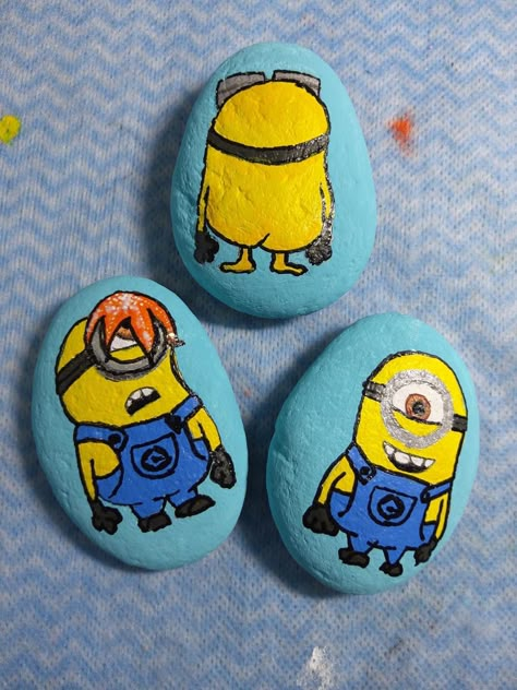 Rock Painting Ideas Yellow, Painted Rocks Minions, Minion Rock Painting Ideas, Rock Painting Ideas Cartoon, Rock Painting Characters, Rock Painting Cartoon Characters, Character Rock Painting, Cartoon Rock Painting, Rock Painting Ideas Funny