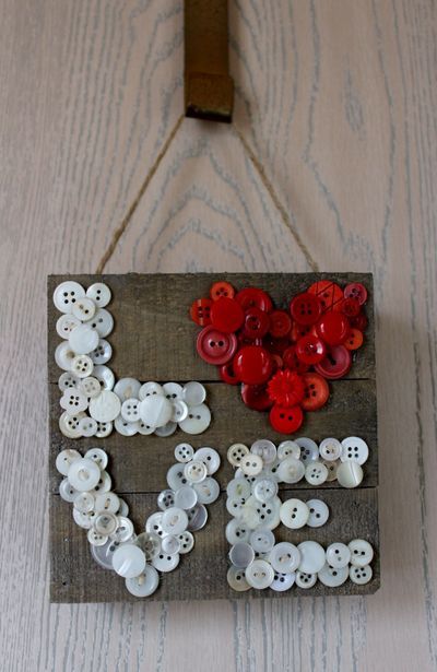 Button Love Pallet frame Pfolchert (832x1280) Button Art Projects, Buttons Crafts Diy, Button Creations, Diy Valentine's Day Decorations, Valentine's Day Crafts For Kids, Diy Valentines Decorations, Valentine Projects, Diy Valentines Crafts, Heart Crafts