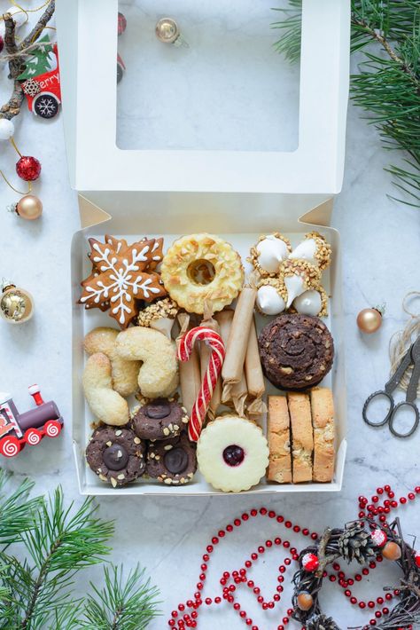 Cookie Box Christmas Packaging, Holiday Cookie Assortment, Christmas Sweets Box Gift Ideas, Christmas Cookies Gift Packaging, Christmas Cookie Boxes Packaging, Desert Box Gift, Christmas Cookie Box Ideas, Cookie Box Ideas, Christmas Cookies Boxes Ideas