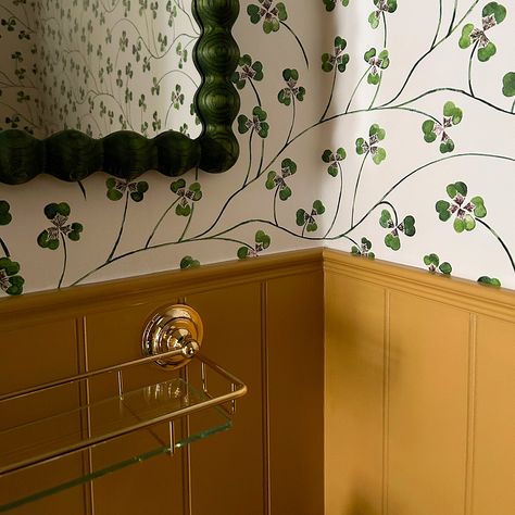 Quirky, traditional style cloakroom with yellow panelling and clover wallpaper. Bathroom Farrow And Ball, Bathroom Mustard Yellow, Mustard Bathroom Ideas, Wallpaper Wc, Yellow Toilet Room, Yellow Half Bath, Yellow Cloakroom, Yellow Panelling, Quirky Cottage Interiors