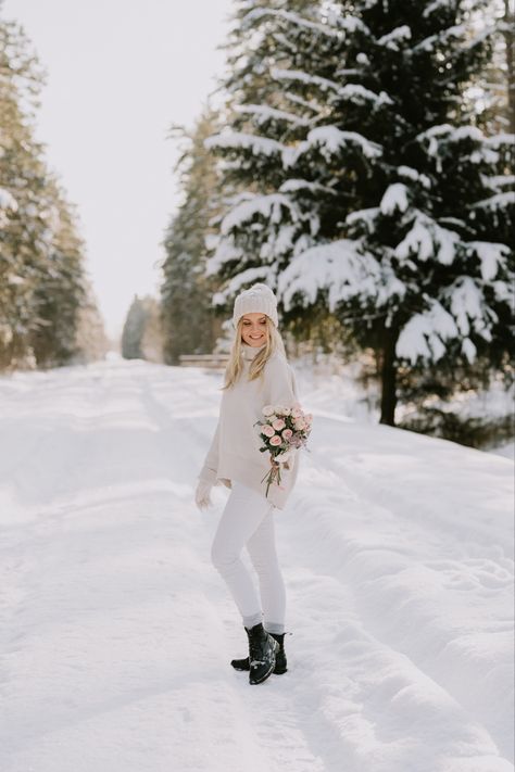 Winter photoshoot, snow, white Winter Floral Photoshoot, Photoshoot Snow, Florist Brand, Snow Photoshoot, Winter Photoshoot, Flower Photos, Winter Snow, Winter Wonderland, Florist