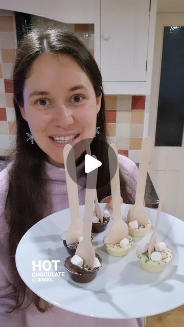 Maman in the cuisine 👩‍🍳 on Instagram: "Hot chocolate stirrers Take a mini muffin pan, grease thoroughly (mine has 24 holes), and fill each holes with melted chocolate. For this tray I melted 300g dark chocolate and 300g white chocolate. Top with sprinkles and mini marshmallows. Wait for 5mns or so or until just starting to set, this will help your stirrers staying upright! Add your wooden stirrer / spoons and set fully in the fridge. Stir in a mug of steam hot milk 👌 Bon appétit les amis #easyrecipe #quickrecipes #famillebilingue #familymeals #familyrecipes #familycooking #bilingualfamily #frenchrecipes #feedingthefamily #depereenfille #fromfathertodaughter #hotchocolatestirrers #hotchocolate #largefamily #largefamilylife #largefamilymeals #largefamilyliving #bigfamilylife #famillenomb Dipped Spoons For Hot Chocolate, Hot Chocolate Stirrers Recipe, Chocolate Stirrers, Hot Chocolate Stirrers, Hot Chocolate Spoons, Hot Chocolate Gifts, Hot Chocolate Gift, Large Family Meals, Chocolate Spoons