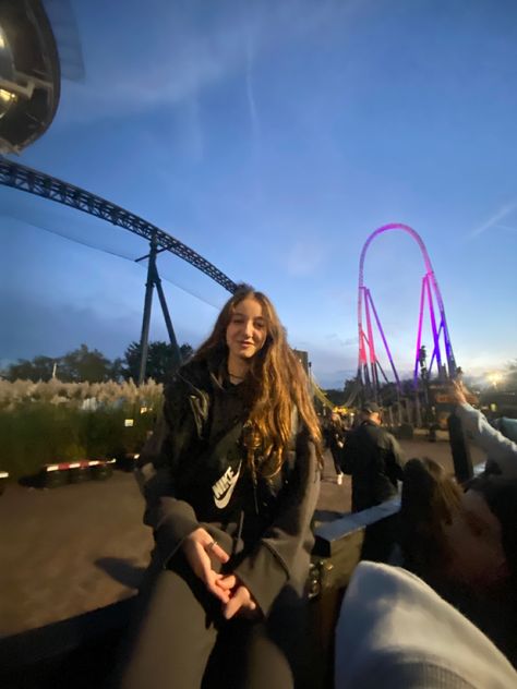 #themeparks #nike #halloween #london #rollercoaster #autumn #fitstagram Halloween London, Park Outfit, Thorpe Park, Park Aesthetic, Outfit Autumn, Autumn Fits, Theme Parks, Roller Coaster, Theme Park