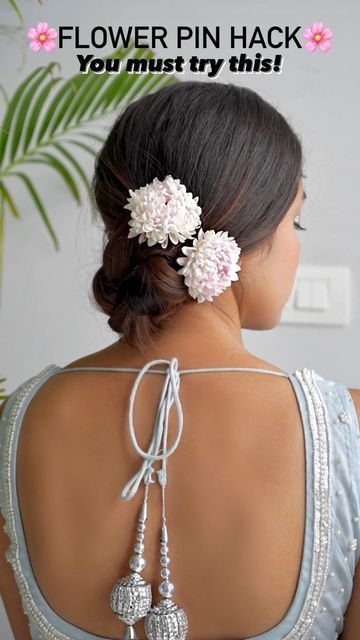 Real Flower Hairstyle, Flower Bun Hairstyle, Flower Hair Bun, Flowers In Your Hair, Flower Bun, Tutorial Ideas, Dewy Makeup, Bun Hairstyle, Hairstyle Tutorial