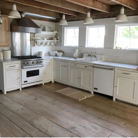 Simple Farmhouse Kitchen, White Farmhouse Kitchen, Log Home Kitchens, Simple Farmhouse, Wood Floor Kitchen, Home Cozy, Cottage Kitchens, Farm Kitchen, White Farmhouse