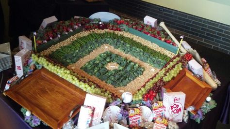 Baseball diamond fruit and veggie tray Fruit Tray Ideas For Wedding, Baseball Party Ideas, Baseball Cake Pops, Fruit Tray Ideas, Wedding Fruit, Baseball Party Decorations, Fruit Bowl Display, Dessert Buffet Table, Gourmet Hot Dogs