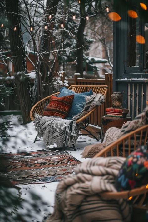 Cozy Backyard Winter Ideas for Fun at Home Winter Outdoor Space, Winter Garden Aesthetic, Winter Patio Ideas Cold Weather, Outdoor Winter Party, Outdoor Fall Parties, Winter Balcony Ideas, Winter Deck, Diy Backyard Projects, Unique Backyard