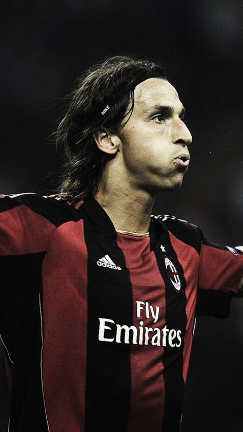 Zlatan Football Magazine, Paolo Maldini, A.c. Milan, Football Or Soccer, Match Of The Day, Football Players Images, Team Goals, Zlatan Ibrahimovic, Association Football