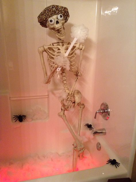 Halloween bathroom skeleton shower Scary Halloween Bathroom Ideas, Halloween Bathtub, Skeleton Bathtub, Skeleton In Bathtub, Crazy Core, Halloween Comics, Halloween Bathroom Decor, Scary Halloween Decorations Outdoor, Fiesta Halloween