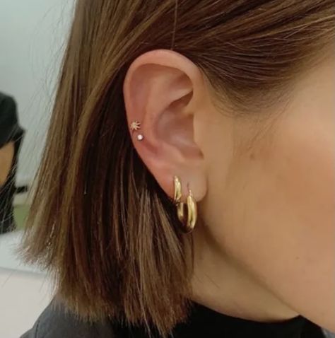 New Ear Piercing, Tiny Wrist Tattoos, Ear Piercings Chart, Ear Lobe Piercings, Cool Ear Piercings, Pretty Ear Piercings, Cute Ear Piercings, Types Of Piercings, Gold Girl