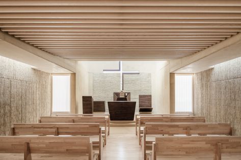 Gallery of Roser Chapel / ERITHACUS arquitectos - 11 Modern Chapel, Chapel Design, Church Design Architecture, Church Building Design, Church Interior Design, Church Inspiration, Modern Church, Sacred Architecture, Church Interior